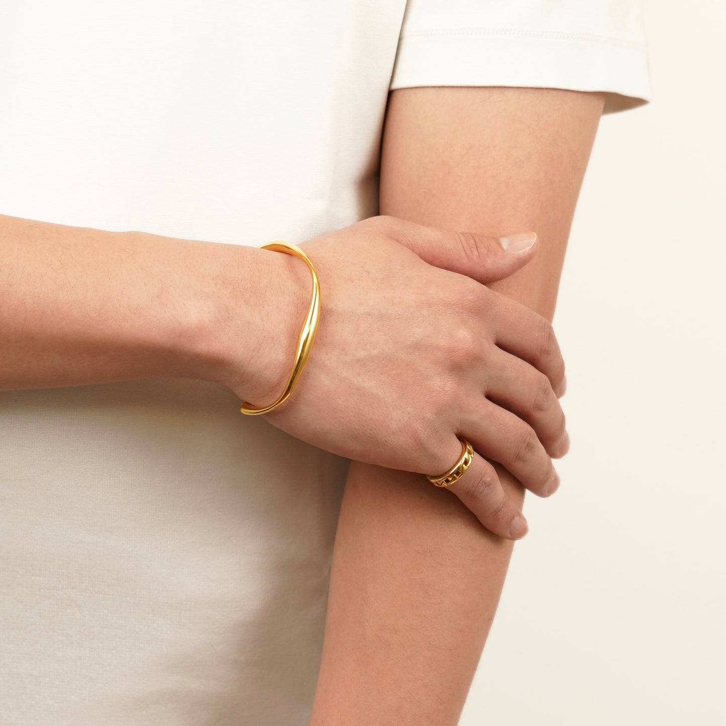 Unique round bangle (cba0025g)