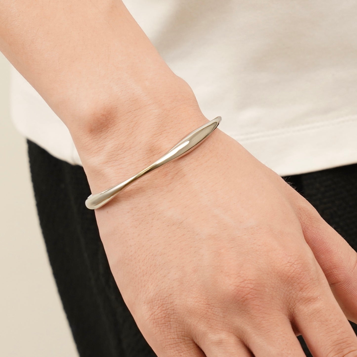 Unique round bangle (cba0026s)