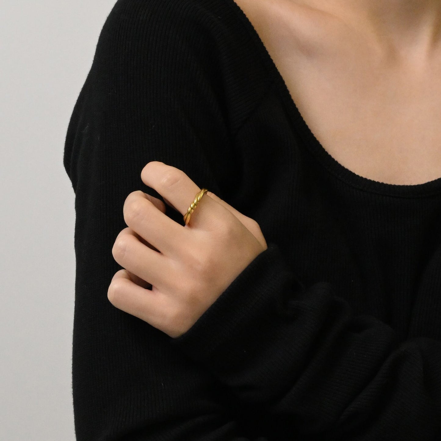 Round unique twist ring(rri0075g)