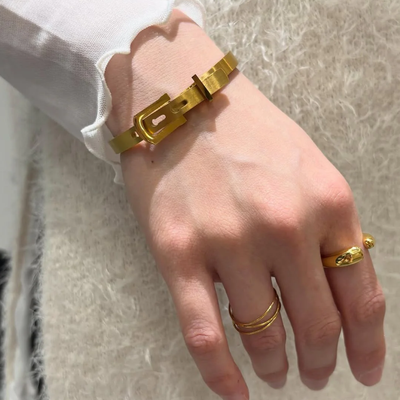 Belt bangle styling