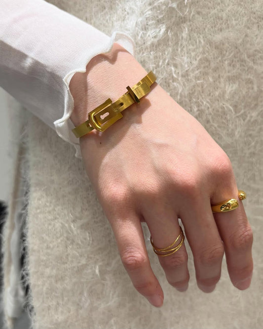 Belt bangle styling
