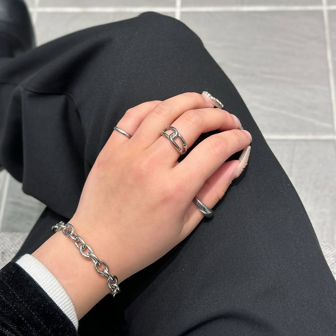 Infinity horseshoe styling