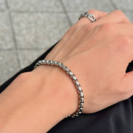 Venetian chain styling