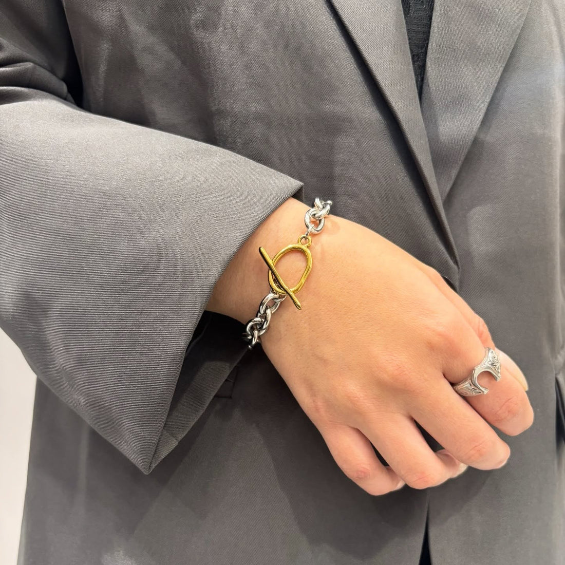 Unique cable chain styling